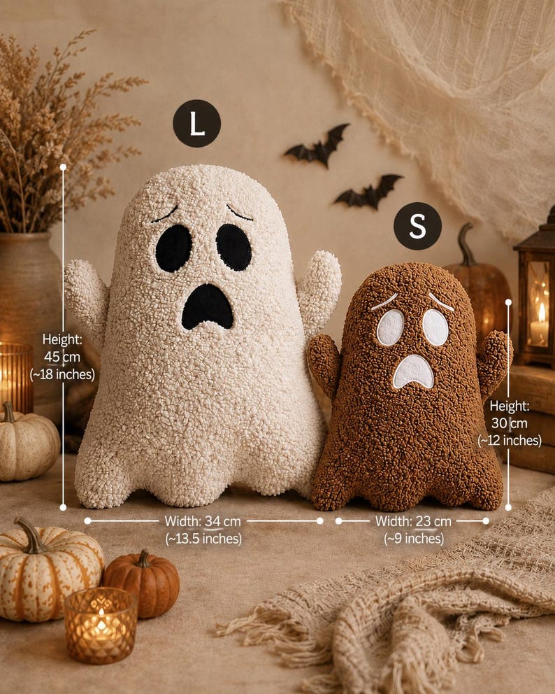 Pode incluir: Dois almofadas de pel&uacute;cia em forma de fantasma com tecido texturizado. O fantasma branco grande mede 45 cm de altura e 34 cm de largura. O fantasma castanho pequeno mede 30 cm de altura e 23 cm de largura. Ambos t&ecirc;m olhos e bocas bordados.