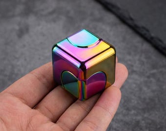 メタルキューブスピナー - 指で操作するジャイロフィジェットトイ ストレス解消、ポータブルデスクガジェット、大人の不安解消ギフト