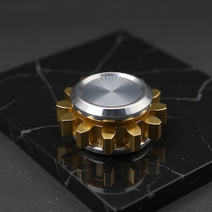 Mini giroscopio Fidget Spinner de Metal Gear: juguete para aliviar la ansiedad y el estrés