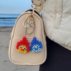 Llavero de cuentas de la película Elemental, amuleto pixel art hecho a mano, regalo para mejores amigos inspirado en Ember y Wade.