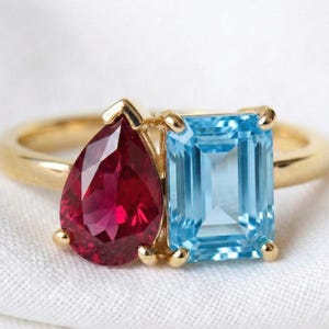 Anello Toi et Moi con due pietre, rubino a pera, topazio smeraldo, ottone placcato oro 18 carati