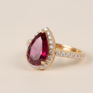 Päronslipad rubinring, 14K guld, diamanthalo, jubileumspresent