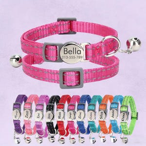 Può includere: Collari rosa per animali domestici con cuciture riflettenti e un campanello d'argento. Un collare ha il nome "Bella" e un numero di telefono. Sotto ci sono diversi collari colorati con nomi di animali.