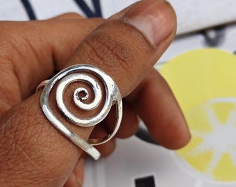 Anillo espiral de plata de ley hecho a mano: joyería minimalista con espirales, un regalo para ella.