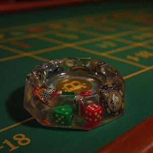 Cinzeiro gamer artesanal em resina com decoração criptográfica em epóxi. Cinzeiro personalizado.