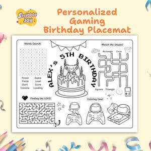以下が含まれることがあります： ケーキ、単語検索、迷路、マッチングシェイプを備えた、パーソナライズされたゲーム誕生日プレースマット。「Personalized Gaming Birthday Placemat」と「Alex's 5th Birthday」の文字。塗り絵の時間とゲームコンソールのイラストが含まれています。