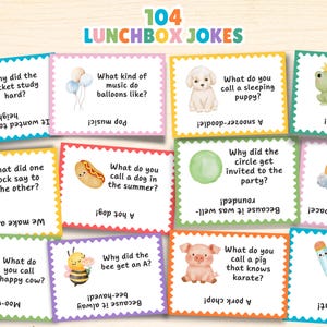 Op de afbeelding: Een verzameling van 104 lunchbox-grapkaarten met kleurrijke geschulpte randen en diverse illustraties, waaronder een raket, ballonnen, puppy, kikker, sokken, hotdog, cirkel, maan, koe, bij, varken en potlood met gedrukte grappen.