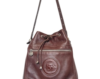 Vintage Gianni Versace Bucket Bag aus Leder mit großem Logo-Prägung, originale Luxus-Bucket-Bag von Gianni Versace, Medusa-Leder