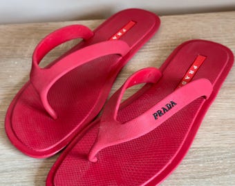 Sandalias vintage de hombre Prada, talla 44 EU, color rojo con logo en relieve, material raro, pesado y sólido, muy buen estado, autenticidad garantizada.