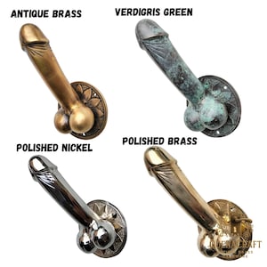 Puede incluir: Cuatro manijas de puerta decorativas en diferentes acabados: latón antiguo, verde verdoso, níquel pulido y latón pulido. Cada manija tiene un diseño único y está montada sobre una placa trasera redonda. Se muestra el texto "Antique Brass", "Verdigris Green", "Polished Nickel" y "Polished Brass".