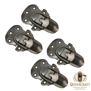 Puede incluir: Cuatro cierres de herrajes de latón antiguo. Cada cierre tiene una base rectangular con múltiples orificios para tornillos y un cierre curvo con bisagras. Los cierres son de color bronce oscuro envejecido, lo que sugiere una estética vintage. El logotipo "QUENACRAFT ANTIQUE BRASS HARDWARE" está en la esquina inferior derecha.