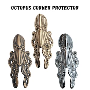 Könnte beinhalten: Drei eckige Protektoren in Form eines Oktopus in Bronze-, Gold- und Silberausführung. Die Protektoren haben detaillierte Tentakel und eine strukturierte Oberfläche. Der Text "OCTOPUS CORNER PROTECTOR" befindet sich oben im Bild.
