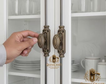 Pestillo de cremona francés de latón macizo, cerradura de falleba con varilla de latón y herrajes decorativos de latón.