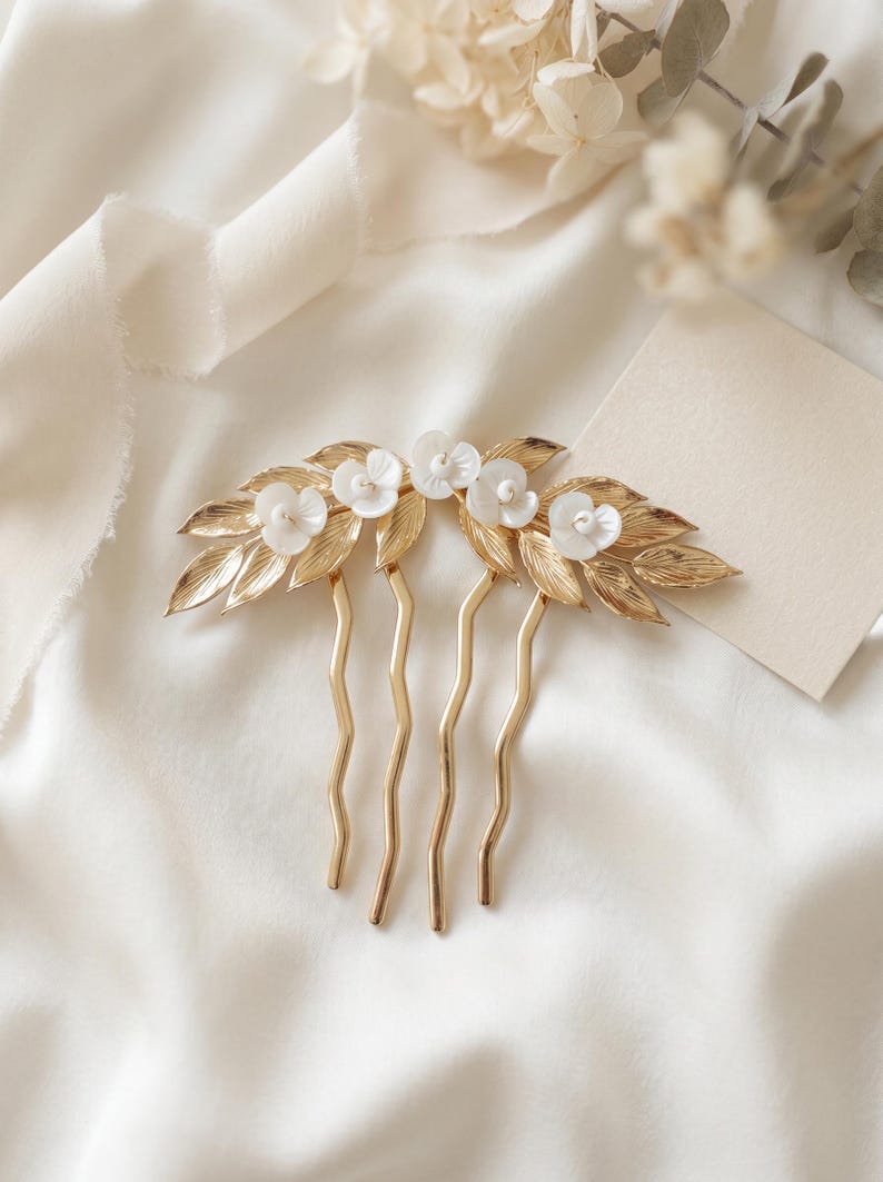 Peigne mariée cuivre doré feuilles et fleurs blanches