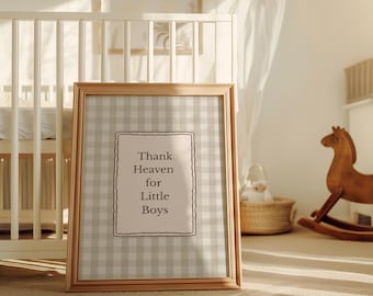 Gracias al cielo por los niños pequeños. Lámina decorativa para habitación infantil de niño. Decoración cristiana para habitación infantil. Lámina decorativa de cuadros vichy en tonos neutros. Decoración para habitación de bebé niño.