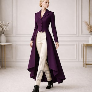 Può includere: Un lungo cappotto viola con una vestibilità sartoriale e un orlo a vita alta. Il cappotto presenta una parte anteriore abbottonata e maniche lunghe. La modella indossa pantaloni color crema e stivali neri. Il design del cappotto è elegante e sofisticato.