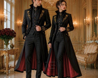 Könnte beinhalten: Zwei lange schwarze Mäntel mit Goldstickerei an Revers und Manschetten, getragen über schwarzen Westen, Hemden und Hosen. Die Mäntel haben ein tiefrotes Innenfutter, das am Saum sichtbar ist. Beide Outfits enthalten dunkle Halsschmuckstücke.