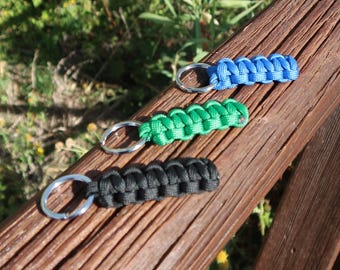 Lot de 3 porte-clés macramé RoxaPower | Nœud marin classique | Porte-clés d'amitié | Noir, bleu et vert | Fait main | 90