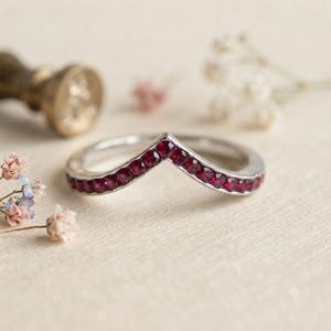 Anillo de plata de ley con rubí y diseño de chevrón / Anillo apilable en forma de V / Anillo de boda con la piedra natal de julio