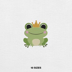 Op de afbeelding: Een groene kikker met een gouden kroon, grote zwarte en groene ogen, roze wangen en een crèmekleurige buik. De kikker lacht. De tekst "10 SIZES" staat onderaan de afbeelding.