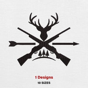 Puede incluir: Diseño bordado en negro con rifles cruzados, una flecha y una silueta de ciervo con cuernos. Debajo, tres árboles estilizados. El texto "1 Designs" y "10 SIZES" es rojo.