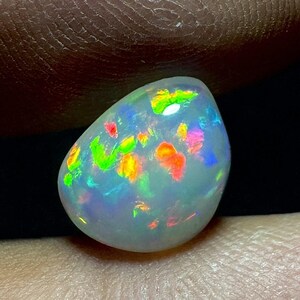 Puede incluir: Una taza de cerámica blanca con un asa negra y el texto "But First, Coffee" en negro y negrita. La taza está sobre una superficie blanca. La taza mide aproximadamente 10 cm de alto.