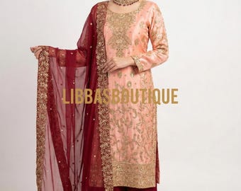 Conjunto de kurta de seda bordada en rosa ruborizado con dupatta granate: atuendo para invitada de boda