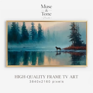 Könnte beinhalten: Gerahmtes Landschaftsgemälde mit einer ruhigen Seeszene und einem einsamen Wolf am Ufer. Das Kunstwerk zeigt einen nebligen Wald und Wasserspiegelungen, mit einem goldenen Rahmen. Der Text "Muse & Tone - Prints" befindet sich oben.