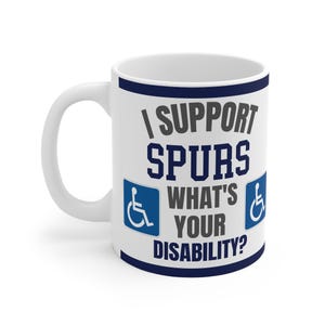 Op de afbeelding: Witte keramische mok met een marineblauwe rand en handvat. De mok heeft de tekst "I SUPPORT SPURS WHAT'S YOUR DISABILITY?" in marineblauw en grijs, samen met rolstoeltoegankelijkheidssymbolen.