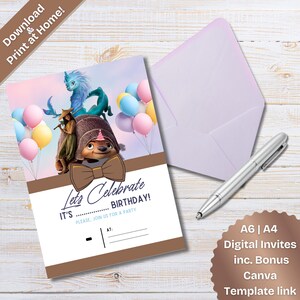 Op de afbeelding: Een verjaardagsuitnodiging met cartoonfiguren, ballonnen en de tekst "Let's Celebrate BIRTHDAY!". Een lichtpaarse envelop en een zilveren pen liggen naast de uitnodiging. De uitnodiging bevat de tekst "Download & Print at Home!" en "A6 | A4 Digital Invites inc. Bonus Canva Template link."