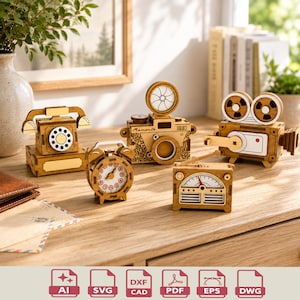 Puede incluir: Una colección de modelos de madera de estilo vintage, que incluye un teléfono de disco, una cámara, un despertador, una radio y una cámara de cine. Los modelos detallados están dispuestos sobre una superficie de madera.
