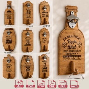Op de afbeelding: Een verzameling houten flesopeners met verschillende bier-thema ontwerpen en citaten. Elke opener heeft een metalen flesopener en een haak om op te hangen. De ontwerpen omvatten bierflessen, bierglazen en humoristische uitspraken.