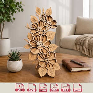 Könnte beinhalten: Eine Holzskulptur mit floralen Motiven, die aus geschichteten Blumen- und Blattdesigns besteht. Die natürlichen Holztöne erzeugen eine warme Ästhetik. Die Skulptur wird auf einem Holztisch präsentiert und zeigt ihre komplizierten Details. Die Skulptur ist etwa 30 cm hoch.