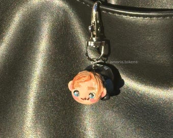 Portachiavi in argilla chibi di Leon Kennedy / Ciondolo di Leon di Resident Evil 2 / Adorabile portachiavi in stile tsum / Accessorio per telefono e borsa