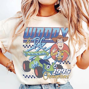 Camiseta de carreras de Toy Story Woody RC, camiseta retro de carreras de 1995, camiseta de carreras de dibujos animados, regalo a juego para un viaje familiar a Disneyland, camiseta de parque temático imagen 1