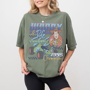 Camiseta de carreras de Toy Story Woody RC, camiseta retro de carreras de 1995, camiseta de carreras de dibujos animados, regalo a juego para un viaje familiar a Disneyland, camiseta de parque temático imagen 7