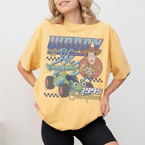Camiseta de carreras de Toy Story Woody RC, camiseta retro de carreras de 1995, camiseta de carreras de dibujos animados, regalo a juego para un viaje familiar a Disneyland, camiseta de parque temático imagen 3