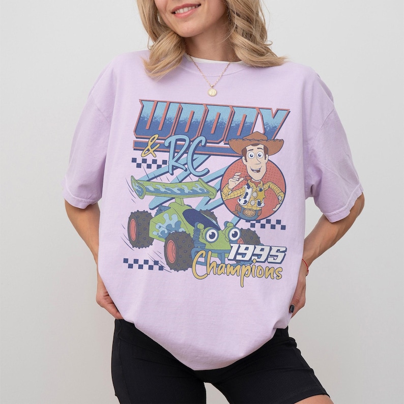 Camiseta de carreras de Toy Story Woody RC, camiseta retro de carreras de 1995, camiseta de carreras de dibujos animados, regalo a juego para un viaje familiar a Disneyland, camiseta de parque temático imagen 5