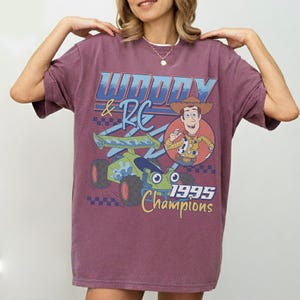 Camiseta de carreras de Toy Story Woody RC, camiseta retro de carreras de 1995, camiseta de carreras de dibujos animados, regalo a juego para un viaje familiar a Disneyland, camiseta de parque temático imagen 8