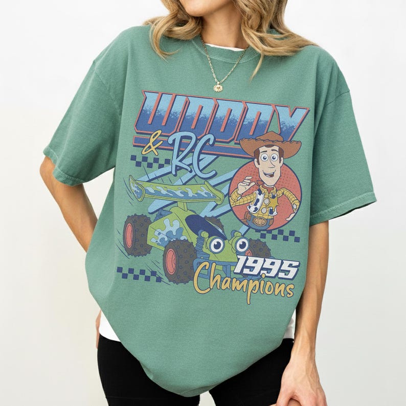 Camiseta de carreras de Toy Story Woody RC, camiseta retro de carreras de 1995, camiseta de carreras de dibujos animados, regalo a juego para un viaje familiar a Disneyland, camiseta de parque temático imagen 6
