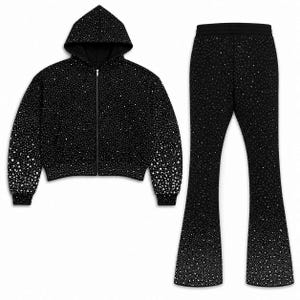 Puede incluir: Un conjunto negro de dos piezas compuesto por una sudadera con capucha y cremallera y un pantalón acampanado. Ambas prendas están cubiertas por un denso patrón de pequeños brillantes plateados reflectantes con un efecto degradado.