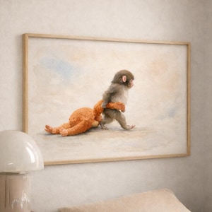 Puede incluir: Una impresión enmarcada representa un pequeño mono que lleva un oso de peluche. El mono es gris y marrón, y el oso es naranja. El fondo tiene una paleta de colores suaves y neutros, con un cielo azul claro y melocotón.