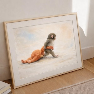 Puede incluir: Impresión artística enmarcada que presenta una pintura a la acuarela de un mono llevando un peluche. El mono es gris y marrón, y el peluche es naranja. El fondo es una suave mezcla de colores, y el marco es de madera clara.