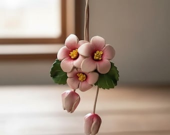 Pingente de bolsa artesanal em couro com estampa floral – Acessório botânico para bolsa