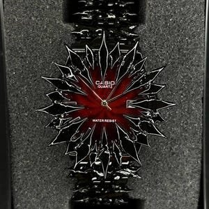 Midnight Thorn Specialdesignad Casio-klocka – Svart spikad gotisk klocka med blodröd urtavla | Handgjord alternativ punkstil