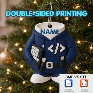 Op de afbeelding: Een marineblauw ornament in de vorm van een hoodie met een witte kraag met de tekst NAME, een wit code-symbool, een toetsenbord en USB-aansluitingen. Het ornament heeft een zilveren ophanglus en de tekst DOUBLE-SIDED PRINTING.