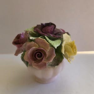 Peut inclure: Panneau en bois fait à la main avec l'inscription "Welcome to our home" dans un style manuscrit. Le panneau blanc présente des lettres noires et une finition vieillie, idéal pour la décoration intérieure.