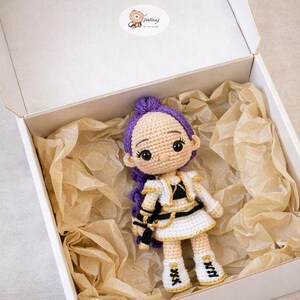 Patrón de muñeca amigurumi de crochet de chicas Kpop con cabello morado, muñeca Huntrix, regalo de cumpleaños