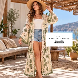 Könnte beinhalten: Ein langer, vorne offener Häkel-Duster mit einem sich wiederholenden Blumenmuster in Creme und Salbeigrün. Das Kleidungsstück hat weite, ausgestellte Ärmel und ein komplexes Lochmuster. Ein weißes Feld enthält den Text: FLORAL CROCHET DUSTER PATTERN PDF DOWNLOAD.