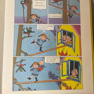 Puede incluir: Una p&aacute;gina de c&oacute;mic con paneles secuenciales. Una ni&ntilde;a con coletas con una camisa a rayas interact&uacute;a con un mono y otros personajes. Las burbujas de texto contienen frases en alem&aacute;n. Los paneles est&aacute;n sobre un fondo amarillo y azul.